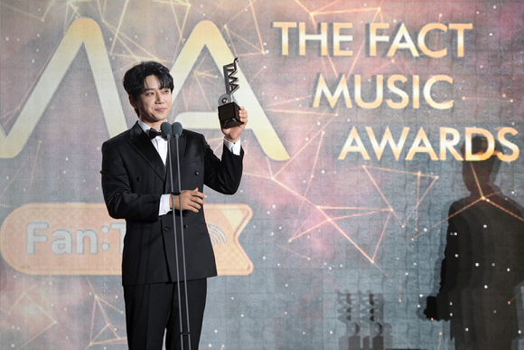 가수 황치열이 2일 온라인으로 진행된 '2021 더팩트 뮤직 어워즈(THE FACT MUSIC AWARDS-TMA)'에 참석해 수상소감을 말하고 있다. [사진=더팩트 뮤직 어워즈]