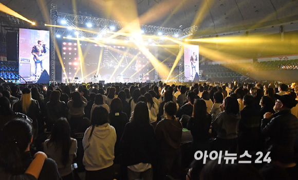 에이엠피(AxMxP)가 21일 오후 서울 송파구 잠실학생체육관에서 열린 '2026 JOY콘서트 - 보이스 오브 스프링(Voice of spring)'에서 멋진 무대를 선보이고 있다.고품격 엔터테인먼트 경제지 조이뉴스24와 인터넷종합지 아이뉴스24가 주최하는 '보이스 오브 스프링'은 올해로 세 번째를 맞았다. 이번 공연엔 엔플라잉(N.Flying/이승협, 차훈, 김재현, 유회승, 서동성), 소란(SORAN/고영배), 에이엠피(AxMxP/하유준, 김신, 크루, 주환)가 함께해 현장감이 넘치는 밴드 사운드로 관객과 열렬히 교감했다. [사진=곽영래 기자]