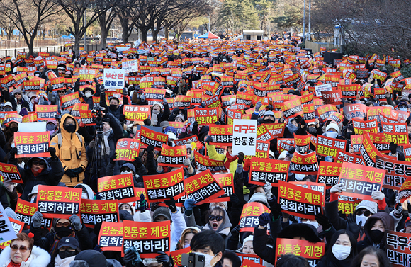 24일 서울 여의도에서 열린 한동훈 전 국민의힘 대표 지지자 집회에서 참석자들이 피켓을 들고 구호를 외치고 있다. 2026.1.24 [사진=연합뉴스]