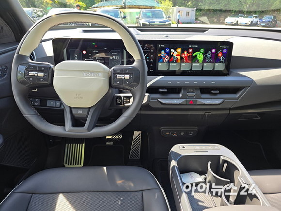 시승 코스 중간 기착지에 전시된 기아 'EV5'. [사진=김종성 기자]