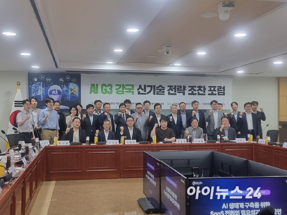 (왼쪽부터) 황규철 과학기술정보통신부 소프트웨어정책관, 이성윤 더불어민주당 의원, 고동진 국민의힘 의원, 정동영 통일부 장관, 민형배 더불어민주당 의원, 박윤규 NIPA 원장이 13일 오전 국회 의원회관에서 열린 ‘AI G3 강국 신기술 조찬 포럼’에서 토론하고 있다. [사진=윤소진 기자]