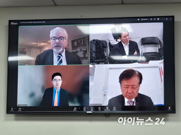 가네하라 노부카스 일본 도시샤대 교수(아랫줄 오른쪽)과 게리 세모어 브랜다이스대학교 크라운 중동연구센터 소장(윗줄 왼쪽)이 15일 국회에서 진행된 '미-이란 충돌 장기화와 호르무즈 해협: 한&middot;미&middot;일 전략적 대응' 온라인 세미나에서 발언하고 있다. [사진=최란 기자 ]