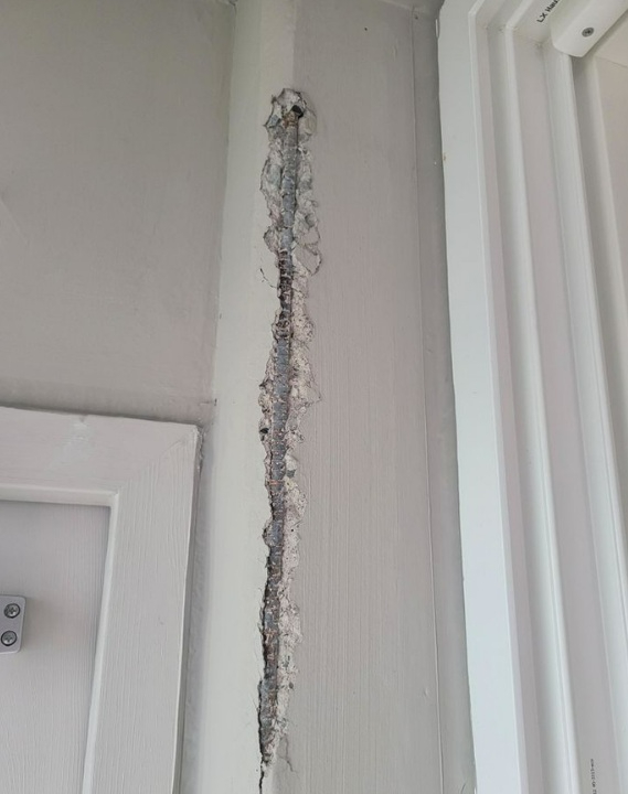 한 신축아파트 내부 벽에 철근이 드러난 모습. [사진=보배드림 캡쳐]