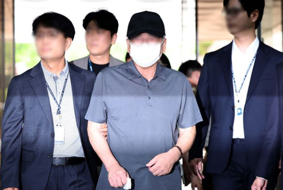 시청역 인근 도로에서 차량 역주행으로 9명을 숨지게하고 7명에게 중경상을 입힌 가해 운전자 차 모씨가 30일 서울 서초구 서울중앙지법에서 열린 교통사고처리특례법위반(치사) 혐의 구속 전 피의자 심문(영장실질심사)에 출석하고 있다. 2024.07.30. [사진=뉴시스]