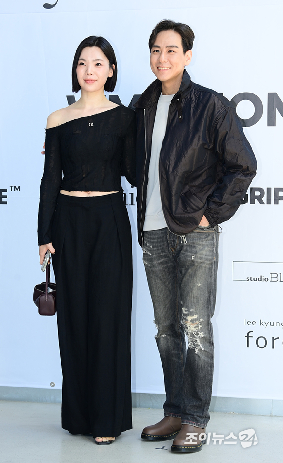 이다은-윤남기 부부가 24일 오후 서울 성동구 성수동 더블유미션에서 열린 홀리넘버세븐 X 코타로 타니야마 콜라보 팝업 오프닝 행사에 참석하고 있다. [사진=정소희 기자]