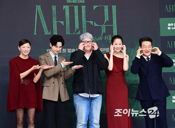 변영주 감독과 고현정이 4일 오후 서울 양천구 목동 SBS에서 진행된 SBS 새 금토드라마 '사마귀: 살인자의 외출' 제작발표회에 참석하고 있다. [사진=정소희 기자]