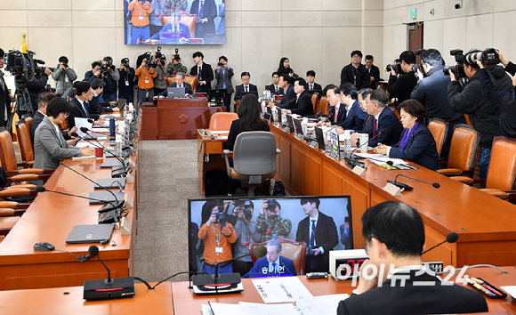 송기헌 위원장이 13일 서울 여의도 국회에서 열린 정치개혁특별위원회 전체회의를 주재하고 있다. [사진=곽영래 기자]