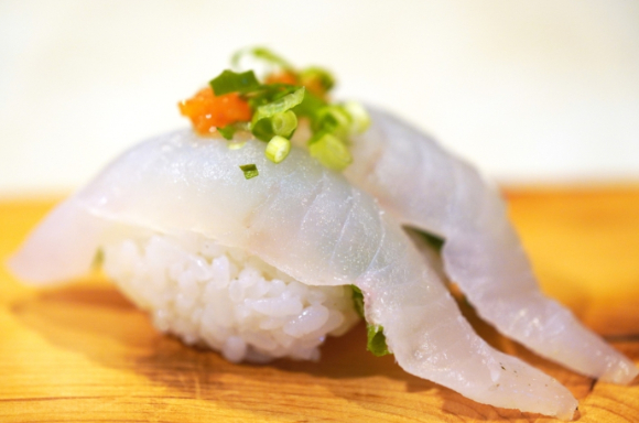 회전초밥집을 찾았다가 계산 과정에서 사장으로부터 '출입금지' 통보를 받았다는 사연이 알려졌다. 사진은 광어 초밥. [사진=픽사베이]