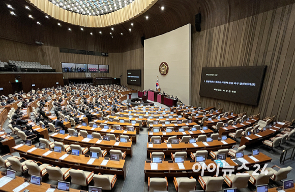 우원식 국회의장이 14일 국회에서 열린 본회의 교육·사회·문화 분야 현안 관련 대정부질문에 앞서 헌법재판소 재판관 마은혁 임명 촉구 결의안을 상정하고 있다. [사진=곽영래 기자]