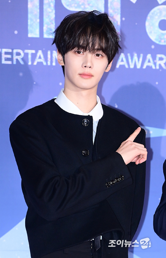 '쇼! 음악중심' 제로베이스원 김규빈과 투어스 도훈이 29일 오후 서울 마포구 MBC 사옥에서 열린 '2025 MBC 방송연예대상' 포토월 행사에 참석하고 있다. [사진=정소희 기자]