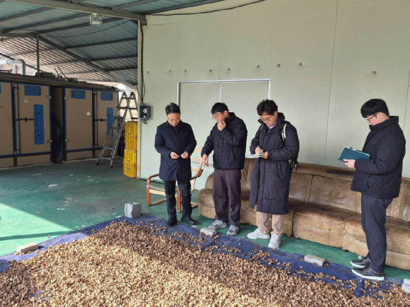 박은식 산림청 차장이 4일 경상북도 김천시 구성면 호두 임가를 방문해 설명을 듣고 있다. [사진=산림청]