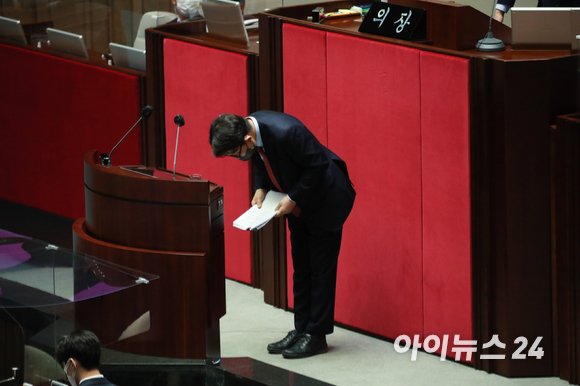 국민의힘 권성동 원내대표가 27일 검찰 수사권과 기소법 분리 법안 처리를 위해 열린 국회 본회의에서 필리버스터를 마치고 고개 숙여 인사하고 있다. [사진=김성진 기자]