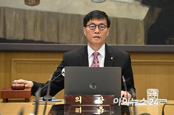 이창용 한국은행 총재가 29일 서울 중구 한국은행에서 열린 금융통화위원회를 주재하며 의사봉을 두드리고 있다. [사진=곽영래 기자]