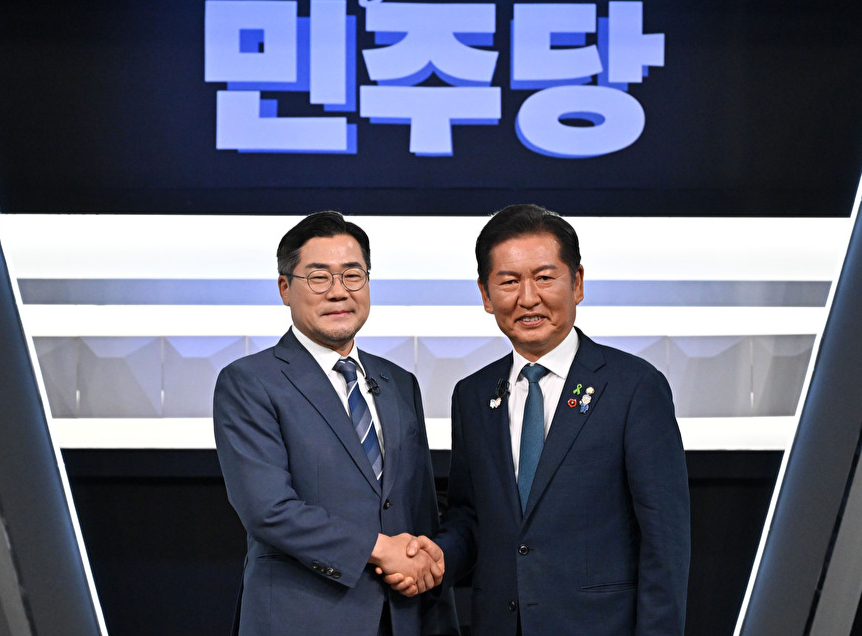 더불어민주당 박찬대, 정청래 당대표 후보가 27일 서울 여의도 KBS 신관 공개홀에서 열린 TV토론회 시작에 앞서 악수를 하며 기념촬영하고 있다. 2025.7.27 [국회사진기자단] [사진=연합뉴스]
