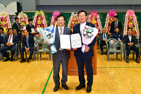 김병국(오른쪽) 청주시의회 의장이  21일 충북스포츠센터에서 대한태권도협회로부터 표창패를 받았다. [사진=청주시의회]