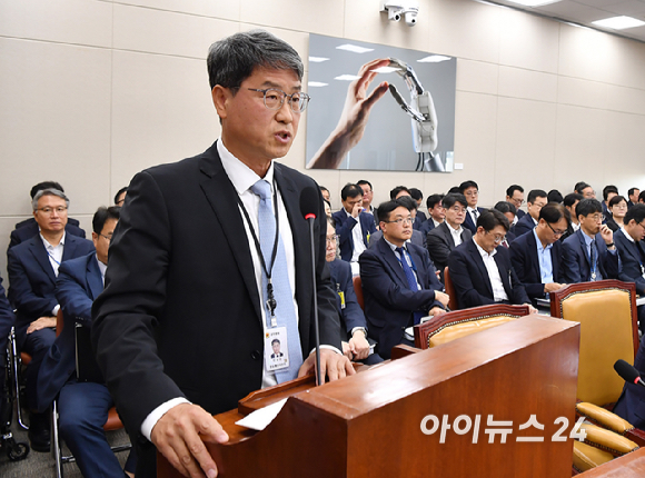 반상권 방송미디어통신위원장 직무대리가 7일 서울 여의도 국회에서 열린 과학기술정보방송통신위원회 전체회의에서 2026년도 예산안 관련 제안설명을 하고 있다. [사진=곽영래 기자]