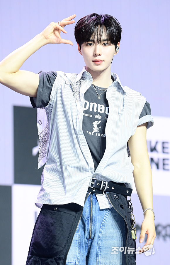 그룹 알파드라이브원 준서가 12일 오후 서울 용산구 블루스퀘어 SOL트래블홀에서 열린 알파드라이브원(ALPHA DRIVE ONE) 첫 번째 데뷔 미니 1집 'EUPHORIA'(유포리아) 발매 기념 쇼케이스에 참석하고 있다. [사진=정소희 기자]