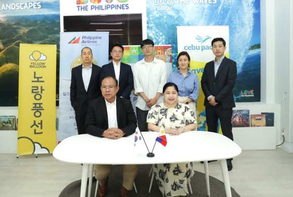 협약을 체결한 뒤 관계자들이 단체사진을 찍고 있는 모습. [사진=노랑풍선]