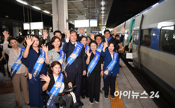 조국혁신당 조국 대표, 황운하 원내대표를 비롯한 의원들이 13일 오전 서울 용산구 용산역에서 시민들에게 추석 귀성인사를 하고 있다. [사진=곽영래 기자]