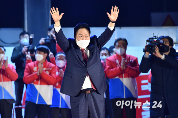 제20대 대통령으로 당선이 확정된 윤석열 국민의힘 대선 후보가 10일 새벽 서울 여의도 중앙당사에서 지지자들을 향해 인사를 하고 있다. [사진=김성진 기자]