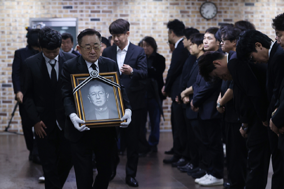 개그맨 이홍렬이 28일 서울 영등포구 여의도 KBS 신관 '개그콘서트' 녹화 스튜디오에서 엄수된 개그맨 전유성 노제에서 영정을 운구하고 있다. [사진=연합뉴스 ]