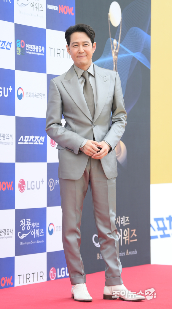 배우 이정재가 19일 인천광역시 중구 파라다이스시티에서 열린 '제1회 청룡시리즈어워즈' 시상식에 참석해 레드카펫을 밟고 있다. [사진=정소희 기자]