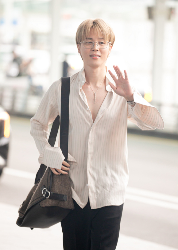 BTS 지민, 핑크셔츠에 사각 은테⋯클래식한 매력