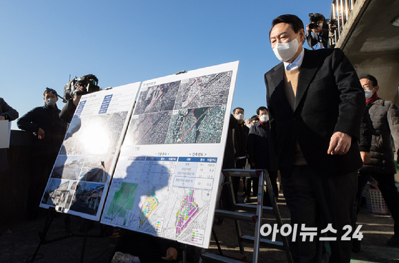 윤석열 국민의힘 대선 후보가 13일 오후 서울 강북지역 주택 재건축 정비구역을 찾아 관계자로부터 설명을 듣기 위해 이동하고 있다. [사진=국회사진취재단]