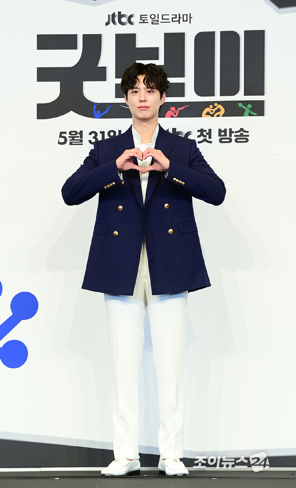 (왼쪽부터)배우 태원석-박보검-오정세-김소현-이상이-허성태가 29일 오후 서울 구로구 신도림동 더 링크 서울 트리뷰트 포트폴리오 호텔에서 열린 JTBC 토일 드라마 '굿보이' 제작발표회에 참석하고 있다. [사진=정소희 기자]