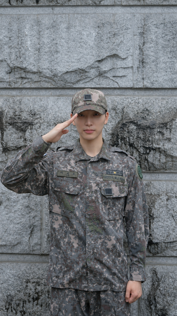 원어스 서호가 만기 전역했다. [사진=비웨이브엔터테인먼트]