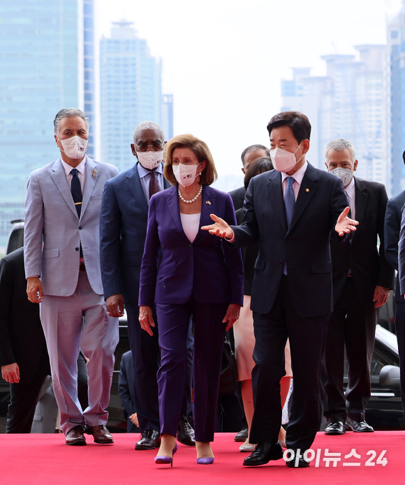 한국을 방문중인 낸시 펠로시 미 하원의장이 4일 국회 본청 앞에서 김진표 국회의장과 이야기를 나누며 걸어 들어 오고 있다. [사진=김성진 기자]