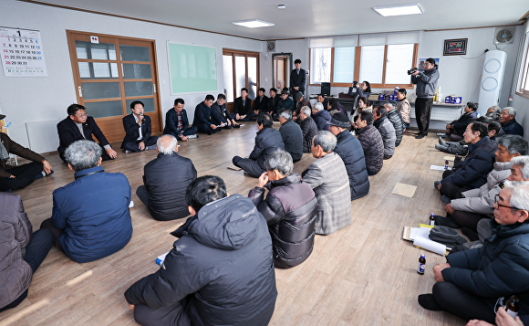 이병환 성주군수가 10일 수륜면 주민들에게 군정 추진방향과 주요사업 현황을 설명하고 있다. [사진=성주군]