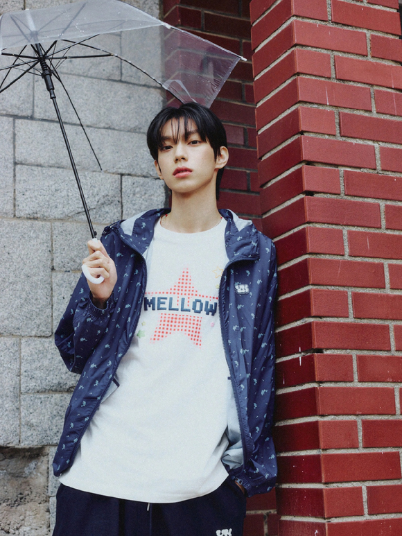 최립우가 화보 촬영에서 포즈를 취하고 있다. [사진=와이케이]