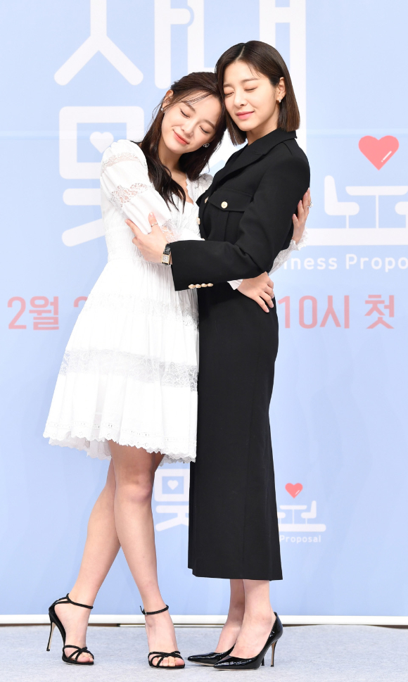 배우 김세정과 설인아가 25일 온라인으로 진행된 SBS 새 월화드라마 '사내맞선' 제작발표회에 참석해 포토타임을 갖고 있다. [사진=SBS]