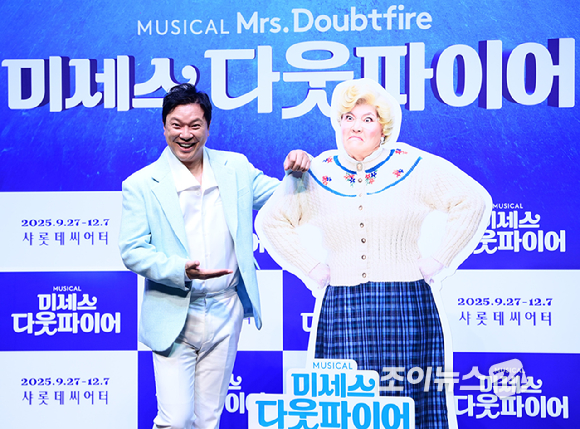 배우 정성화가 2일 오후 서울 서대문구 이화여자대학교 삼성홀에서 열린 뮤지컬 '미세스 다웃파이어' 제작발표회에 참석하고 있다. [사진=정소희 기자]