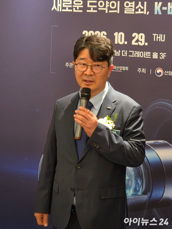 엄기천 한국배터리산업협회장이 29일 서울 강남구 조선팰리스 호텔에서 열린 '제6회 배터리 산업의 날 기념식'에 앞서 기자들과 만나 질문에 답하고 있다. [사진=황세웅 기자]