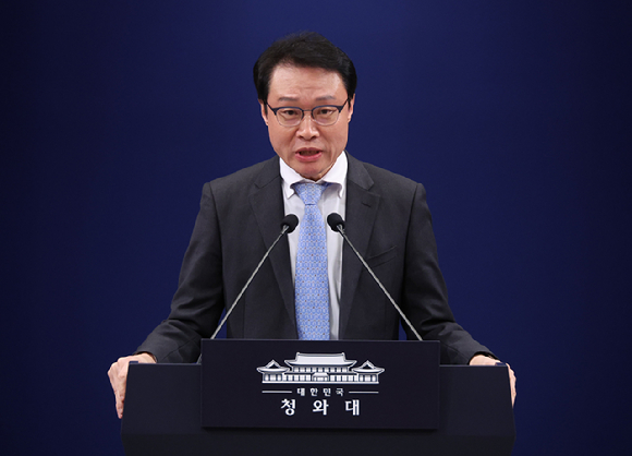 이규연 홍보소통수석이 18일 청와대 기자회견장에서 신임 정무수석 관련 브리핑을 하고 있다. 새 정무수석은 홍익표 전 의원이다. 2026.1.18 [사진=연합뉴스]