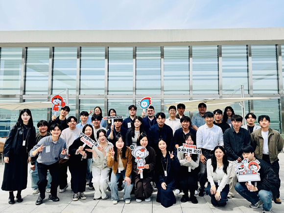 한국앤컴퍼니그룹 주니어보드 5기 구성원들이 지난 14일 경기도 판교 본사 테크노플렉스에서 열린 1분기 워크숍에 참석해 기념촬영을 하고 있다. [사진=한국앤컴퍼니그룹]