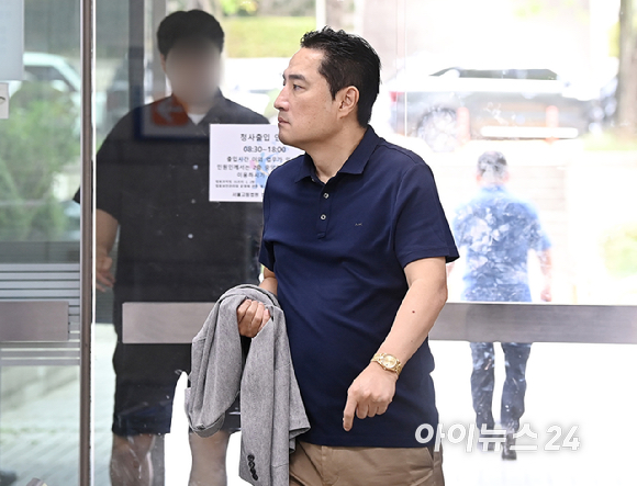 조국 조국혁신당 혁신정책연구원장 아들에 대한 명예훼손 혐의를 받는 강용석 변호사가 27일 오후 서울중앙지방법원에서 열린 1심 공판에 출석하고 있다. [사진=곽영래 기자]