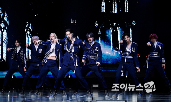 그룹 앰퍼샌드원(AMPERS&ONE)이 8일 서울 용산구 노들섬 라이브하우스에서 열린 미니 4집 '데피니션'(DEFINITION) 발매 기념 쇼케이스에서 무대를 선보이고 있다. [사진=곽영래 기자]