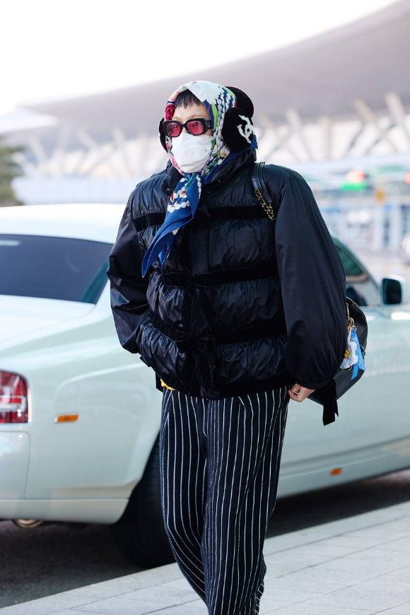 가수 지드래곤이 공항에서 샤넬 스타일링을 선보였다. [사진=샤넬 ]