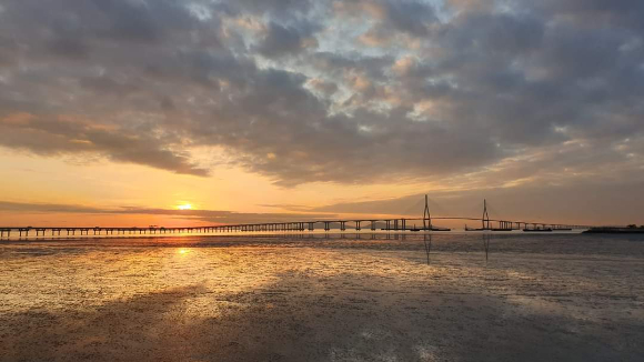 송도 롱비치 파크에서 바라본 인천대교 낙조 모습 [사진=인천경제청]