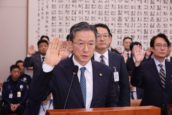 정성호 법무부 장관이 14일 서울 여의도 국회에서 열린 법무부 등에 대한 법제사법위원회 국정감사에서 선서하고 있다. 2025.10.14 [사진=연합뉴스]