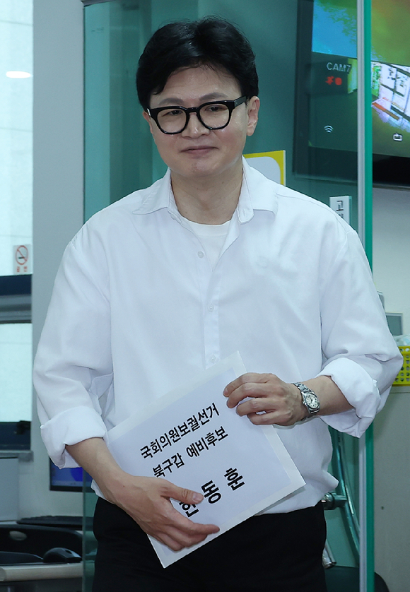 무소속 한동훈 부산 북갑 국회의원 보궐선거 예비후보가 4일 오후 부산 구포동 북구선거관리위원회에 예비후보 등록을 하고 있다. 2026.5.4 [사진=연합뉴스]