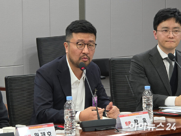 10일 국회 의원회관에서 열린 '세제지원을 통한 게임산업 글로벌 경쟁력 제고 정책토론회'에서 참석자들이 기념 촬영을 하고 있다. [사진=박정민 기자]