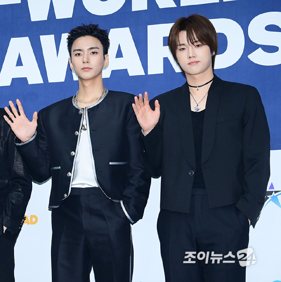 그룹 엑스디너리 히어로즈(Xdinary Heroes)가 21일 오후 서울 잠실실내체육관에서 열린 '2025 케이 월드 드림 어워즈'(2025 K WORLD DREAM AWARDS)에 블루카펫 행사에 참석하고 있다. [사진=정소희 기자]