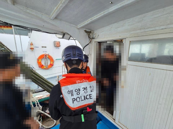 신원 확인하는 해경. [사진=연합뉴스(전북 군산해양경찰서 제공)]