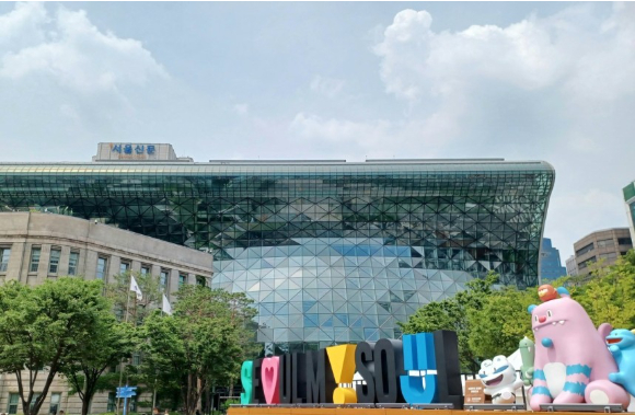 서울시가 '공공건축 설계공모 운영기준(안)'을 수립하고 내달부터 시행에 들어간다. 사진은 서울시청 전경. [사진=연합뉴스]