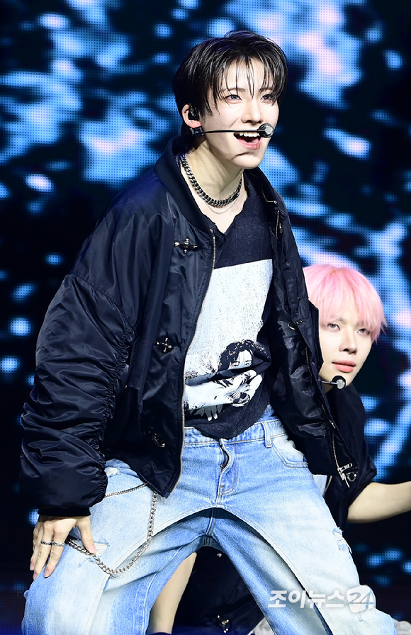 그룹 앤팀 유마가 28일 오후 서울 용산구 한남동 블루스퀘어에서 열린 &TEAM(앤팀) 한국 데뷔 앨범 미니 1집 'Back to Life'(백 투 라이프)발매 기념 쇼케이스에 참석해 멋진 무대를 선보이고 있다. [사진=정소희 기자]