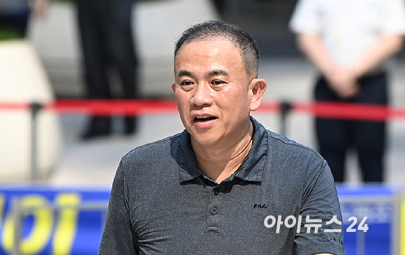 공천개입 의혹을 받는 명태균씨가 1일 오전 서울 종로구에 마련된 김건희 특검팀(특별검사 민중기) 사무실로 조사를 받기 위해 출석하고 있다. [사진=곽영래 기자]